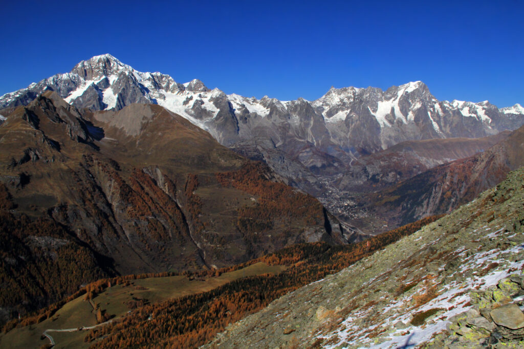 Le massif du Mont Blanc vu depuis la vallée de Courmayeur, versant italien